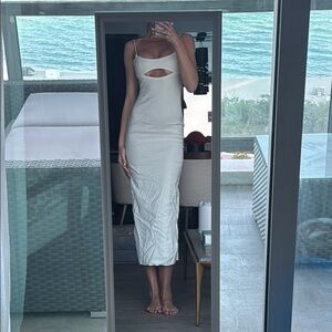 Elegant White Sleeveless Dress